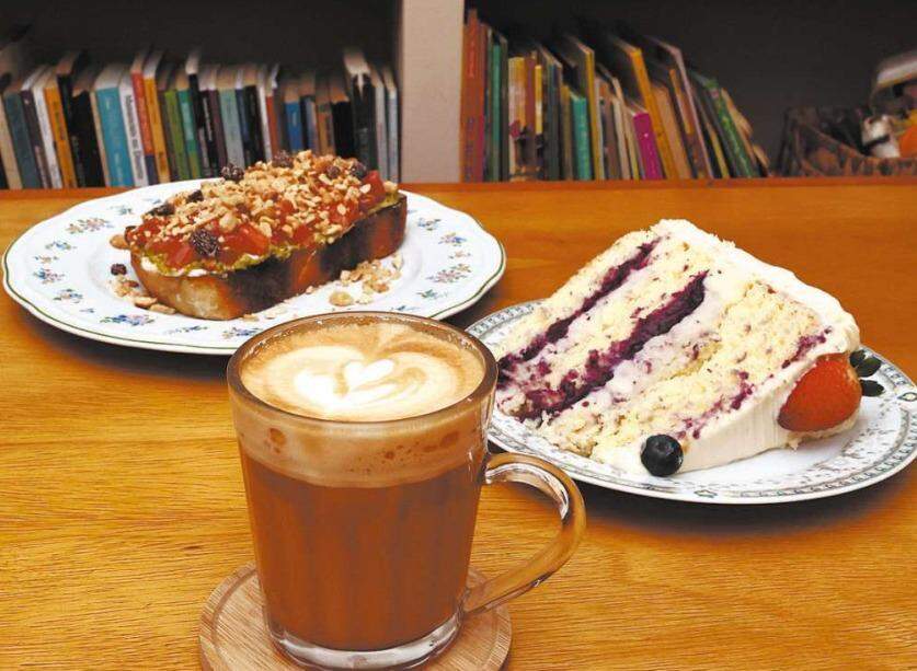 Bolo de festa muda sempre; para lanchar, versões de toast salgados e sanduíches: tudo feito na casa