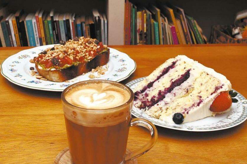 Bolo de festa muda sempre; para lanchar, versões de toast salgados e sanduíches: tudo feito na casa