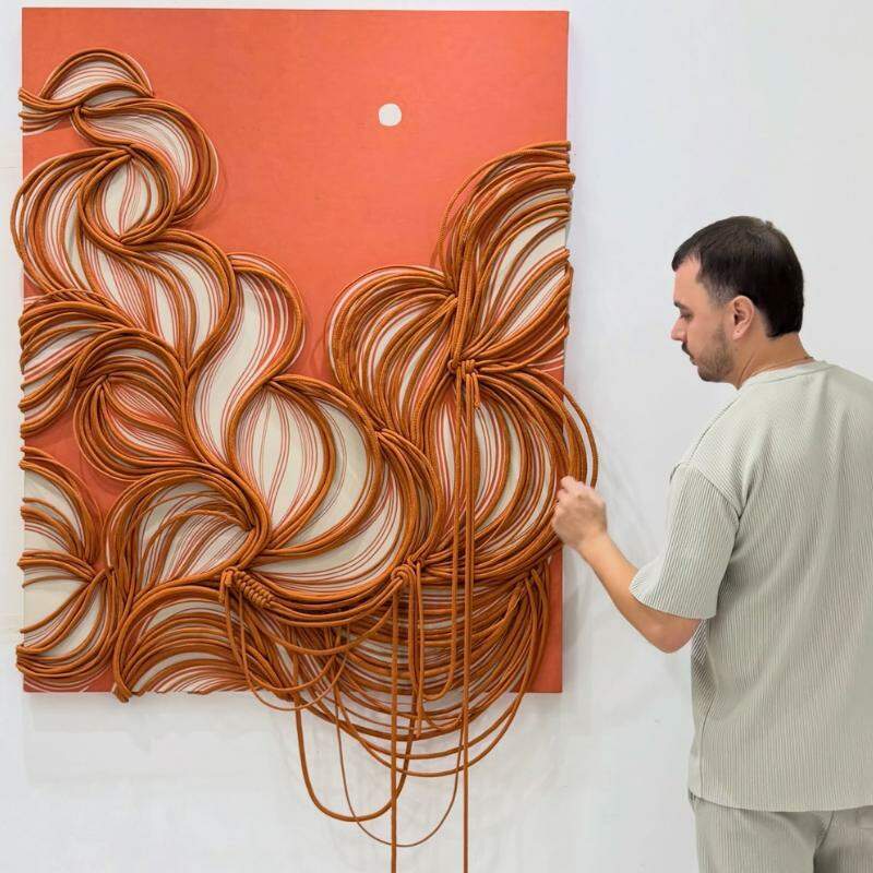 Diferentes momentos da pesquisa do artista compõem a exposição