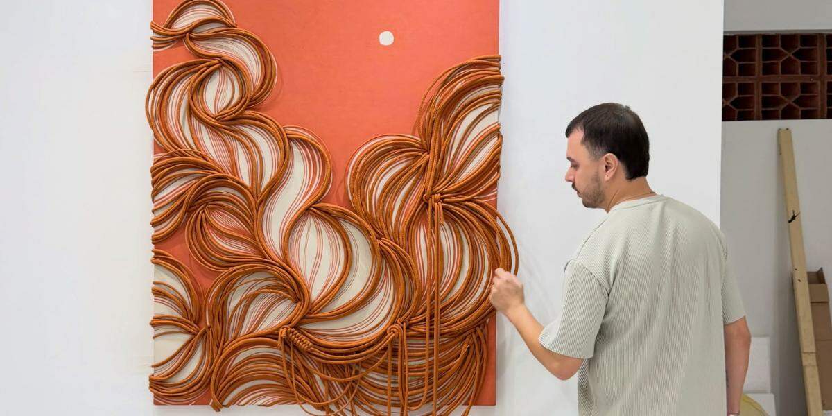 Diferentes momentos da pesquisa do artista compõem a exposição