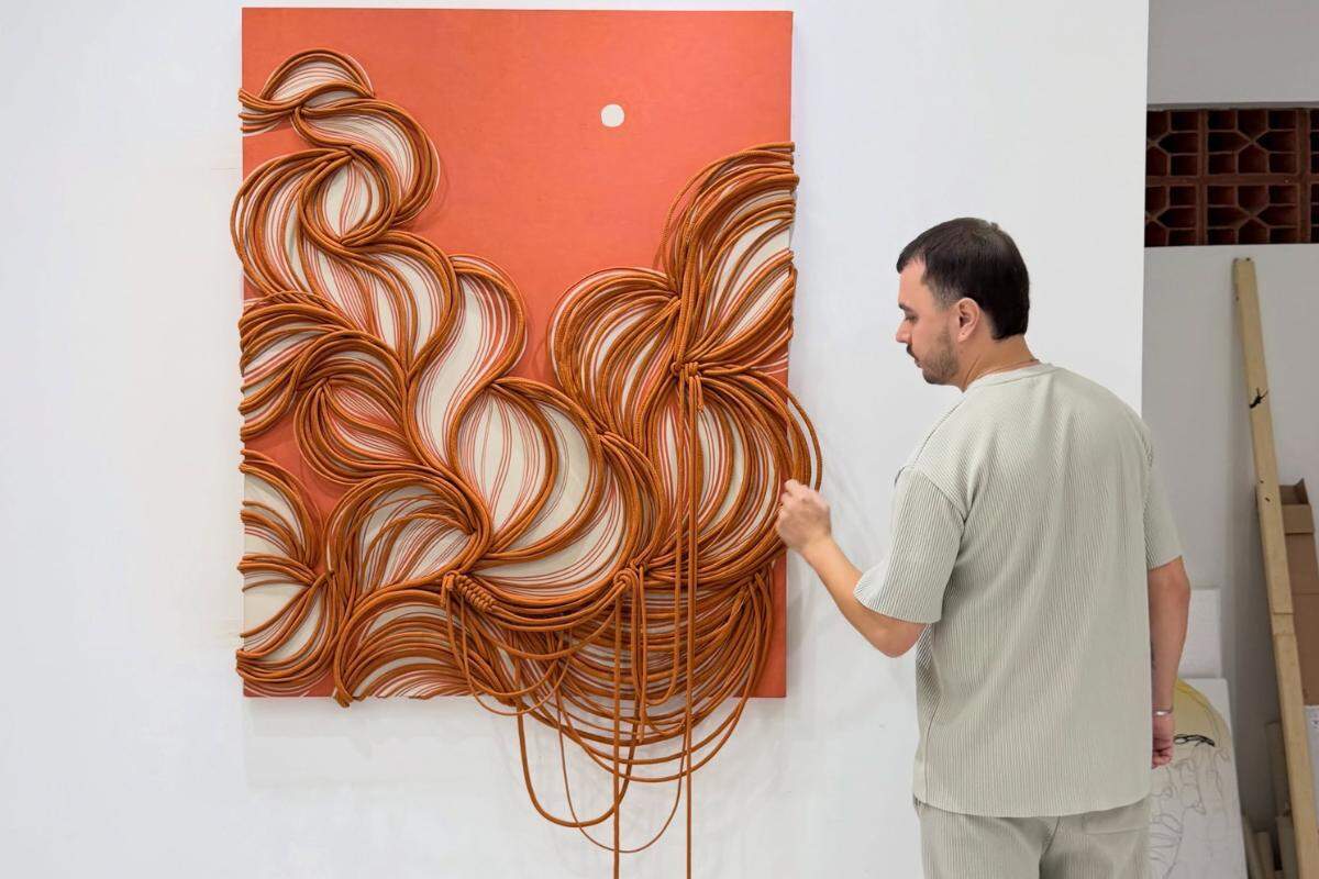 Diferentes momentos da pesquisa do artista compõem a exposição