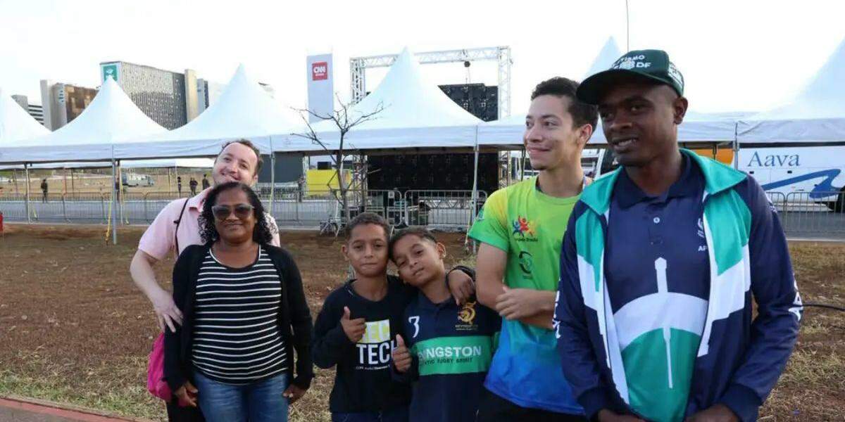 Moradora de Tocantinópolis, Maria de Fátima pegou uma van até Araguaína (TO) a mais de duas horas de distância de casa, madrugou na rodoviária para cedinho encarar mais mil quilômetros até a capital do país