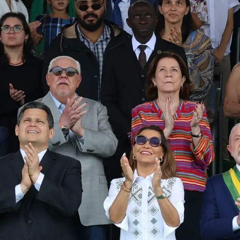Entre as autoridades presentes estão o presidente Luiz Inácio Lula da Silva, o vice-presidente Geraldo Alckmin, o presidente da Câmara dos Deputados, Hugo Motta, o presidente do Senado Federal, Davi Alcolumbre, e o presidente do Supremo Tribunal Federal (STF), Edson Fachin