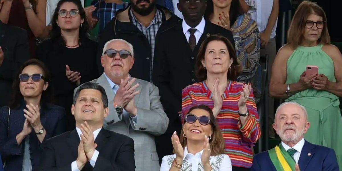 Entre as autoridades presentes estão o presidente Luiz Inácio Lula da Silva, o vice-presidente Geraldo Alckmin, o presidente da Câmara dos Deputados, Hugo Motta, o presidente do Senado Federal, Davi Alcolumbre, e o presidente do Supremo Tribunal Federal (STF), Edson Fachin