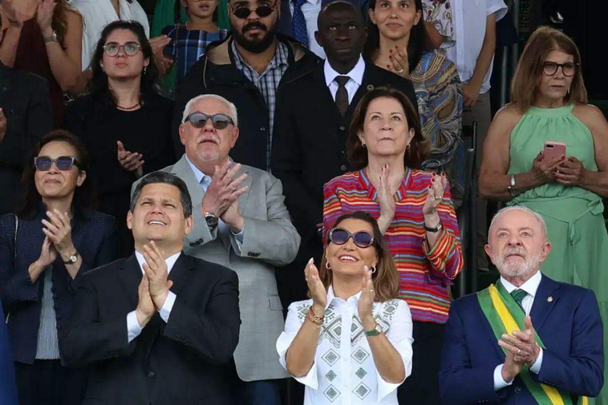 Entre as autoridades presentes estão o presidente Luiz Inácio Lula da Silva, o vice-presidente Geraldo Alckmin, o presidente da Câmara dos Deputados, Hugo Motta, o presidente do Senado Federal, Davi Alcolumbre, e o presidente do Supremo Tribunal Federal (STF), Edson Fachin