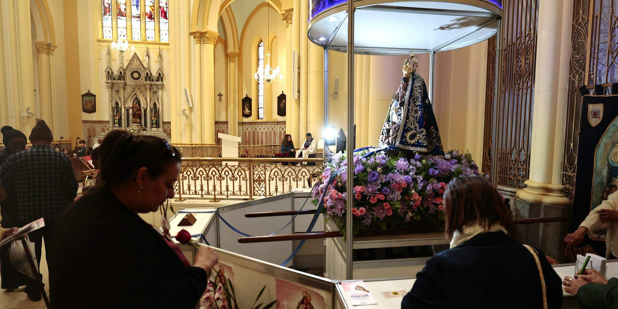 Grande número de devotos esteve na Catedral de Santos para ver a imagem de Nossa Senhora do Monte Serrat
