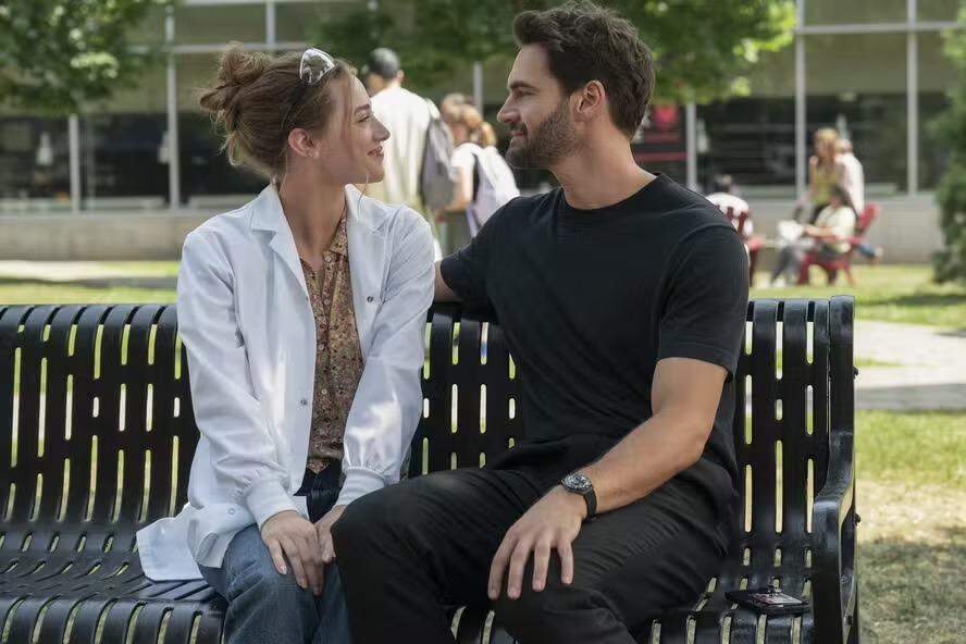 Em A Hipótese do Amor, dois cientistas engatam em um romance falso