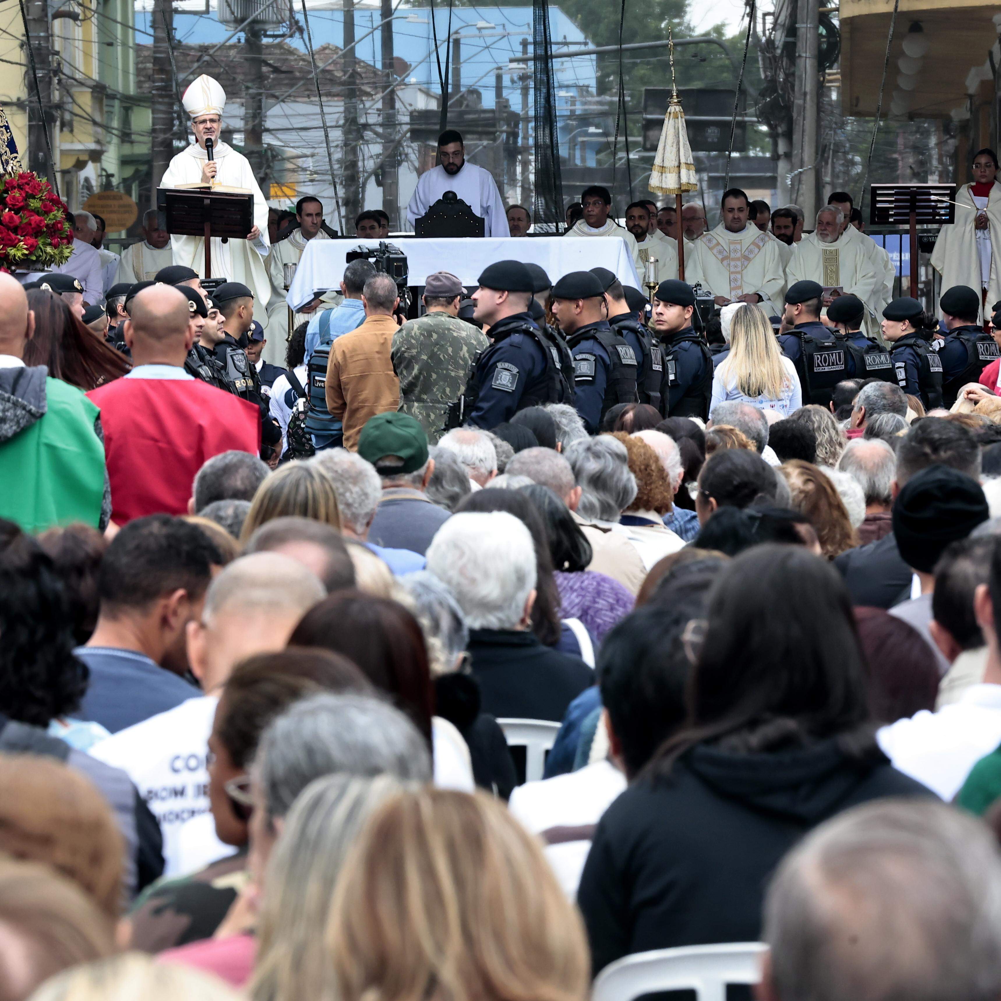 Fiéis participaram de missa campal e acompanharam a procissão com a imagem da padroeira de Santos e a subida ao monte, no santuário