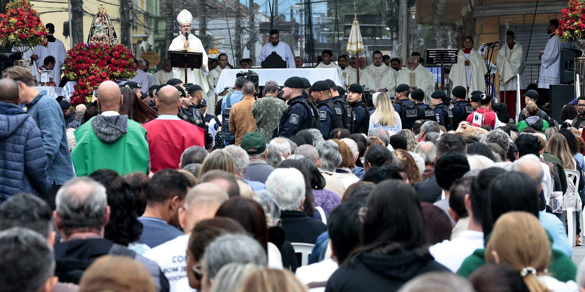 Fiéis participaram de missa campal e acompanharam a procissão com a imagem da padroeira de Santos e a subida ao monte, no santuário