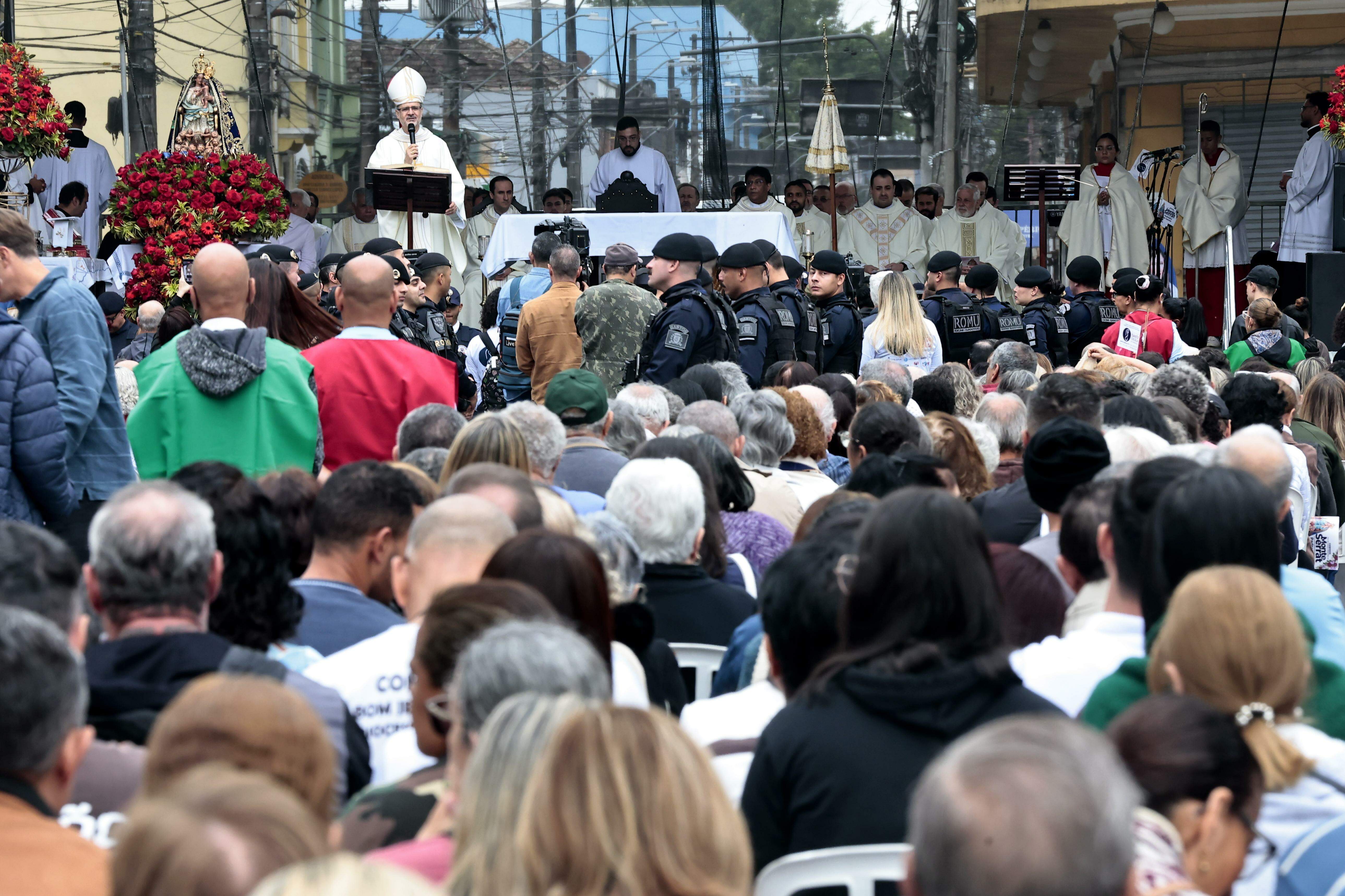 Fiéis participaram de missa campal e acompanharam a procissão com a imagem da padroeira de Santos e a subida ao monte, no santuário