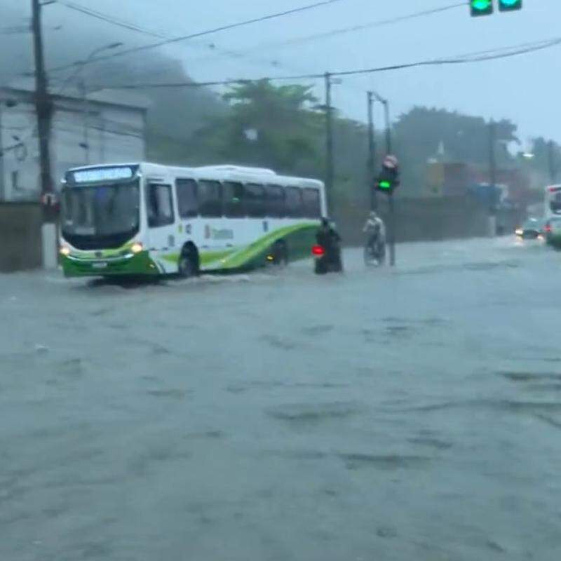 Avenida Nossa Senhora de Fátima, em Santos, ficou completamente alagada nesta quarta-feira (9)