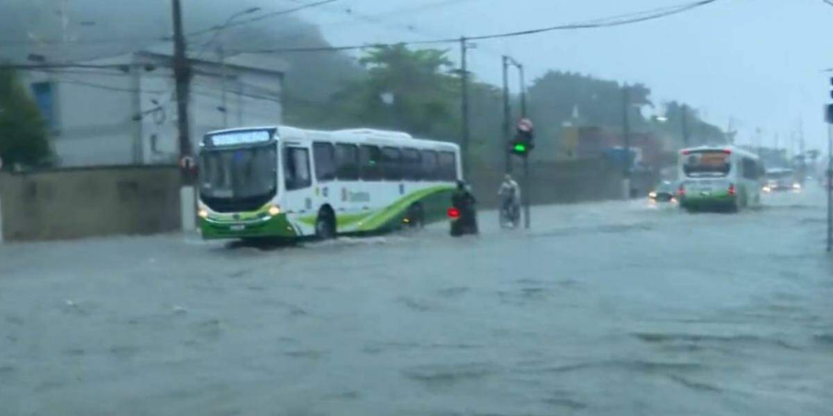 Avenida Nossa Senhora de Fátima, em Santos, ficou completamente alagada nesta quarta-feira (9)