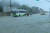 Avenida Nossa Senhora de Fátima, em Santos, ficou completamente alagada nesta quarta-feira (9)