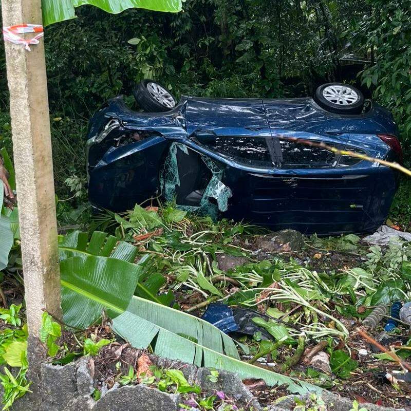 Carro capotou e caiu dentro de terreno baldio no final da Avenida Adhemar de Barros