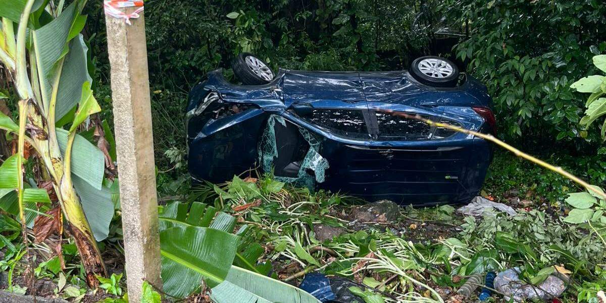 Carro capotou e caiu dentro de terreno baldio no final da Avenida Adhemar de Barros