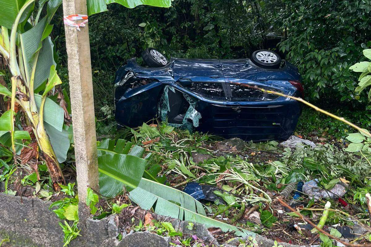 Carro capotou e caiu dentro de terreno baldio no final da Avenida Adhemar de Barros