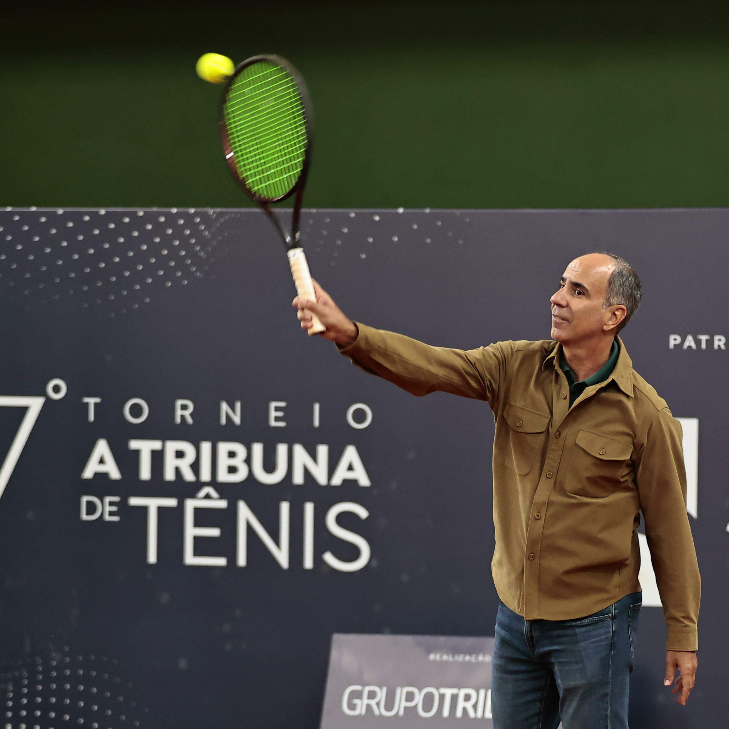 Diretor-presidente de A Tribuna, Marcos Clemente Santini deu o saque inicial da competição, que reúne jogadores iniciantes e experientes