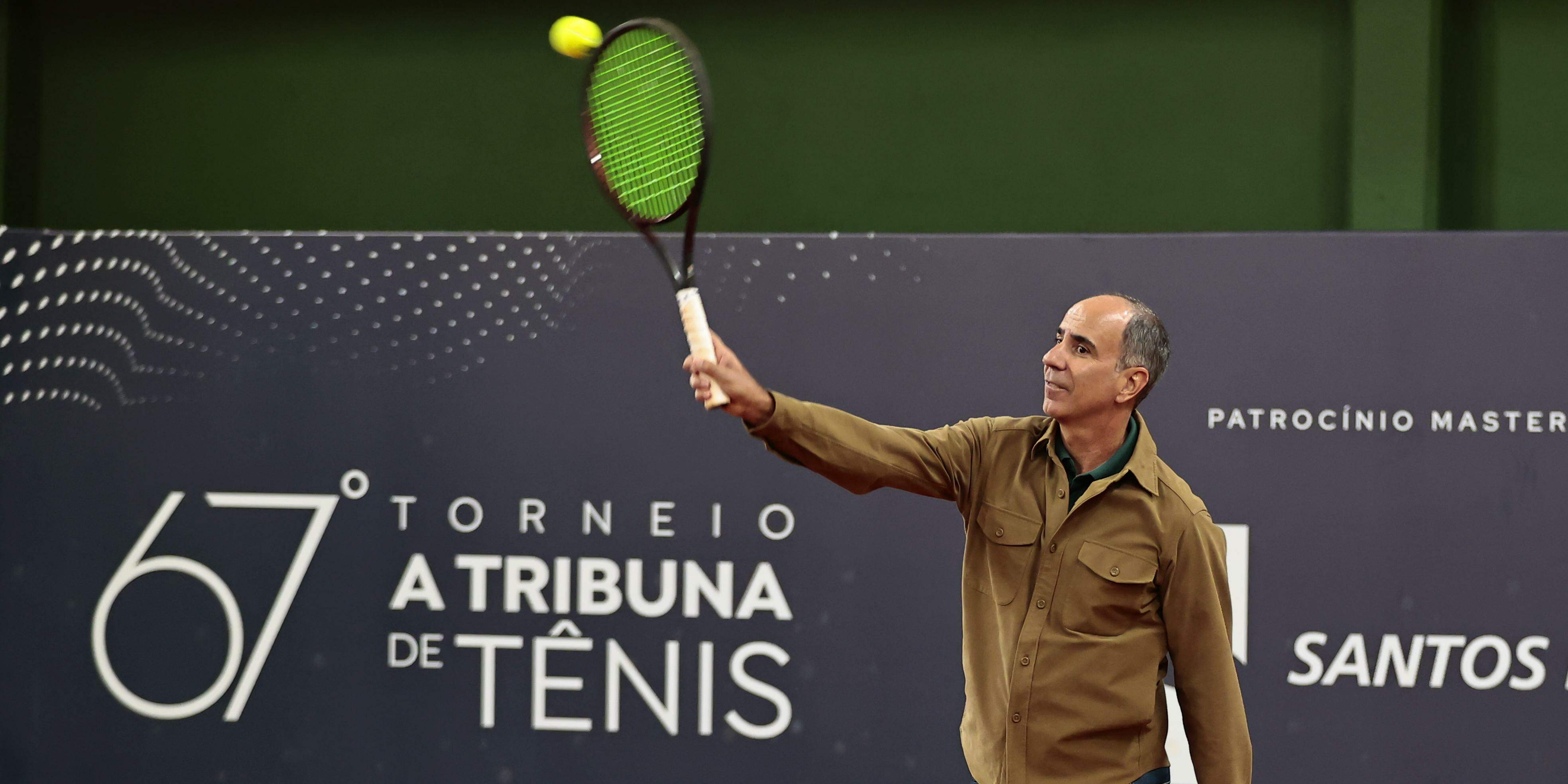 Diretor-presidente de A Tribuna, Marcos Clemente Santini deu o saque inicial da competição, que reúne jogadores iniciantes e experientes