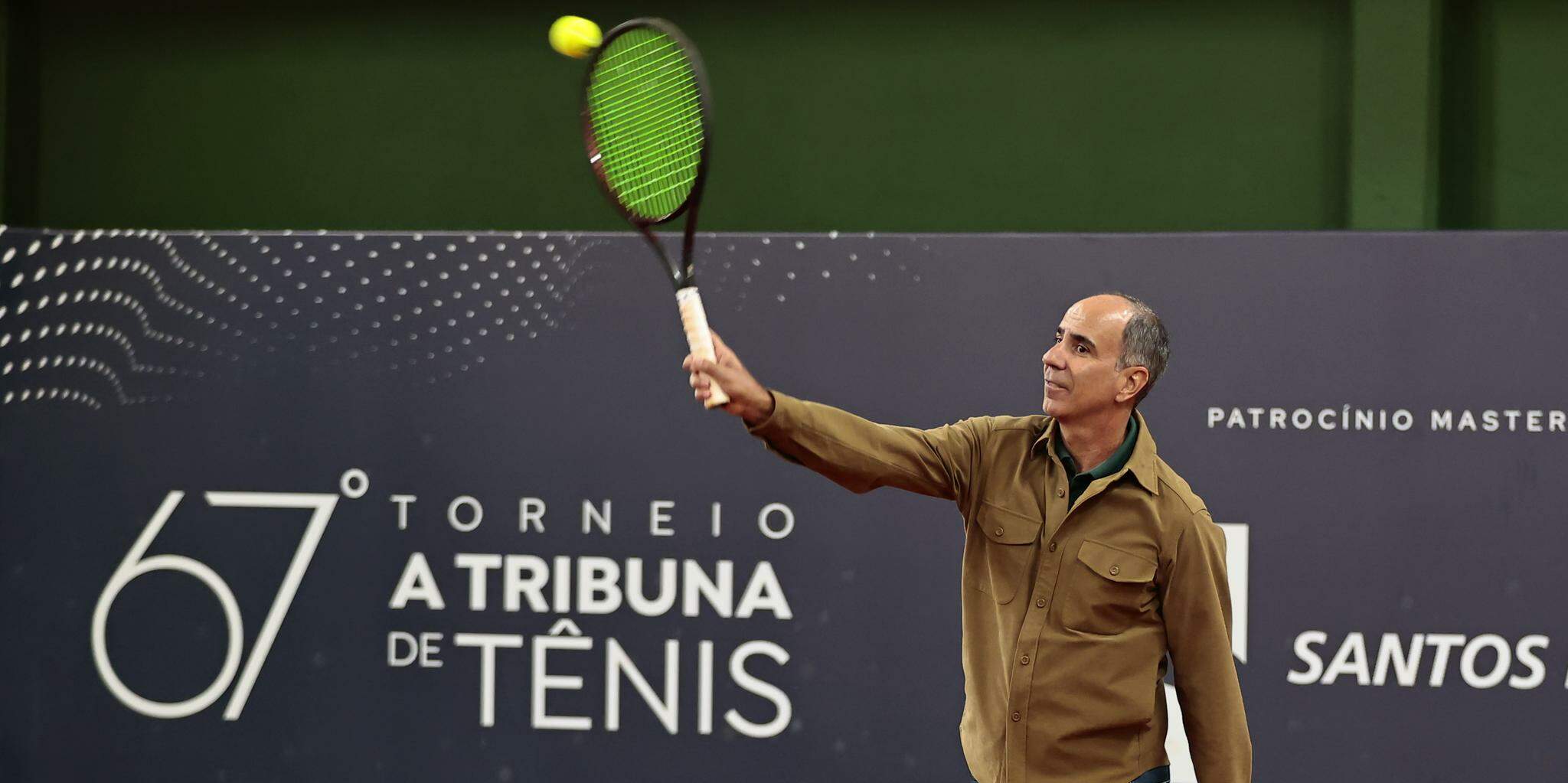 Diretor-presidente de A Tribuna, Marcos Clemente Santini deu o saque inicial da competição, que reúne jogadores iniciantes e experientes