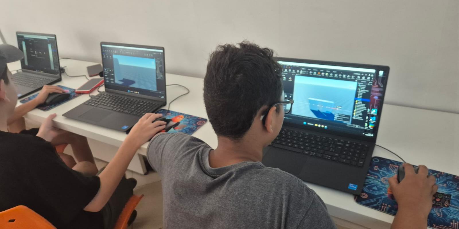 Além da diversão, a atividade aproxima os participantes de conceitos utilizados em áreas como desenvolvimento de jogos, design e tecnologia