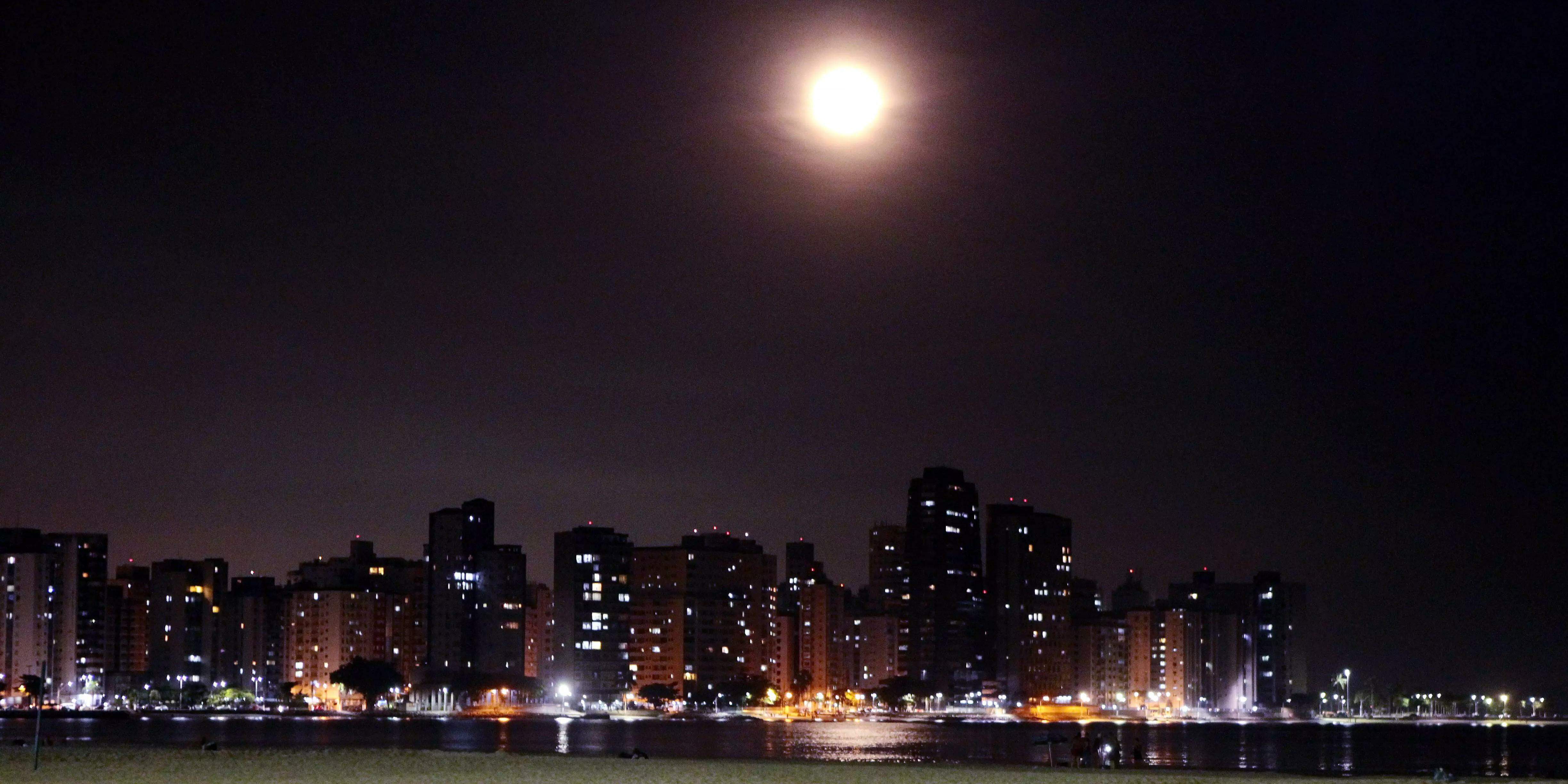 Um objetivo é que os cerca de 25 mil pontos de iluminação pública da Cidade passem a ter lâmpadas LED