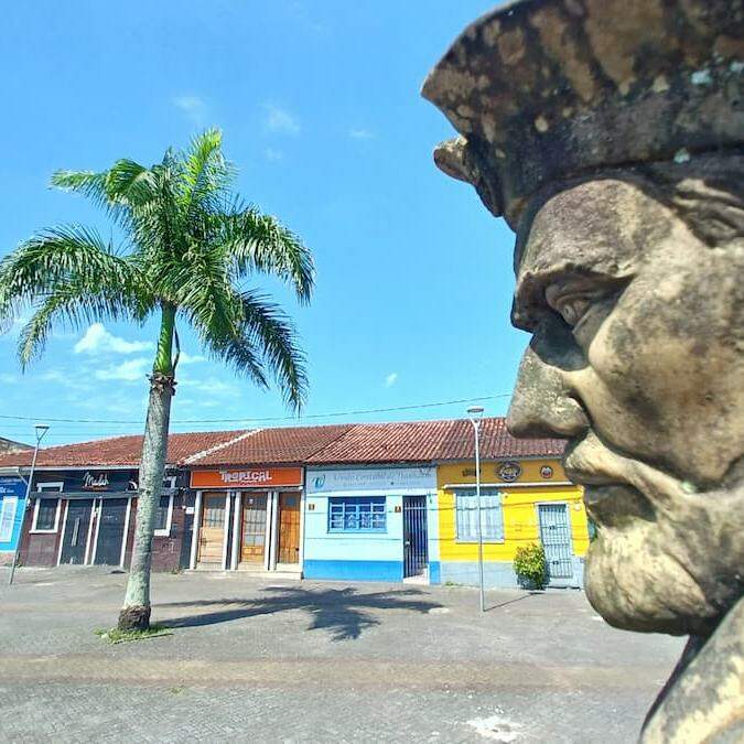 Monumento a Martim Afonso de Sousa, na Praça Carlos Botelho, em Itanhaém: Cidade conta com chances de trabalho na Prefeitura e na Câmara Municipal