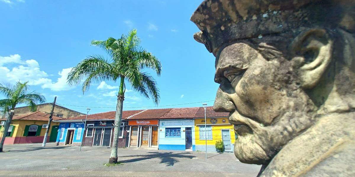 Monumento a Martim Afonso de Sousa, na Praça Carlos Botelho, em Itanhaém: Cidade conta com chances de trabalho na Prefeitura e na Câmara Municipal