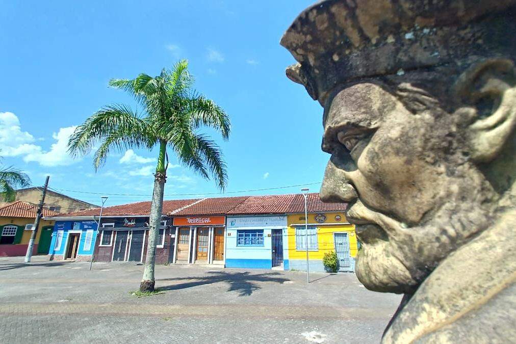 Monumento a Martim Afonso de Sousa, na Praça Carlos Botelho, em Itanhaém: Cidade conta com chances de trabalho na Prefeitura e na Câmara Municipal
