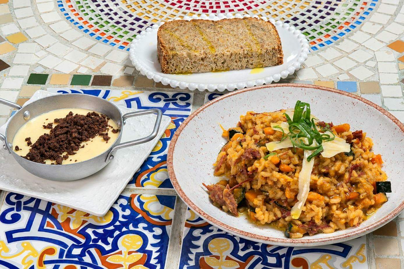 Pão artesanal, risoto de carne-seca com abóbora e creme de cupuaçu com cacau, um dos menus do Restaurante Espanhol Sabores da Terra, em Santos