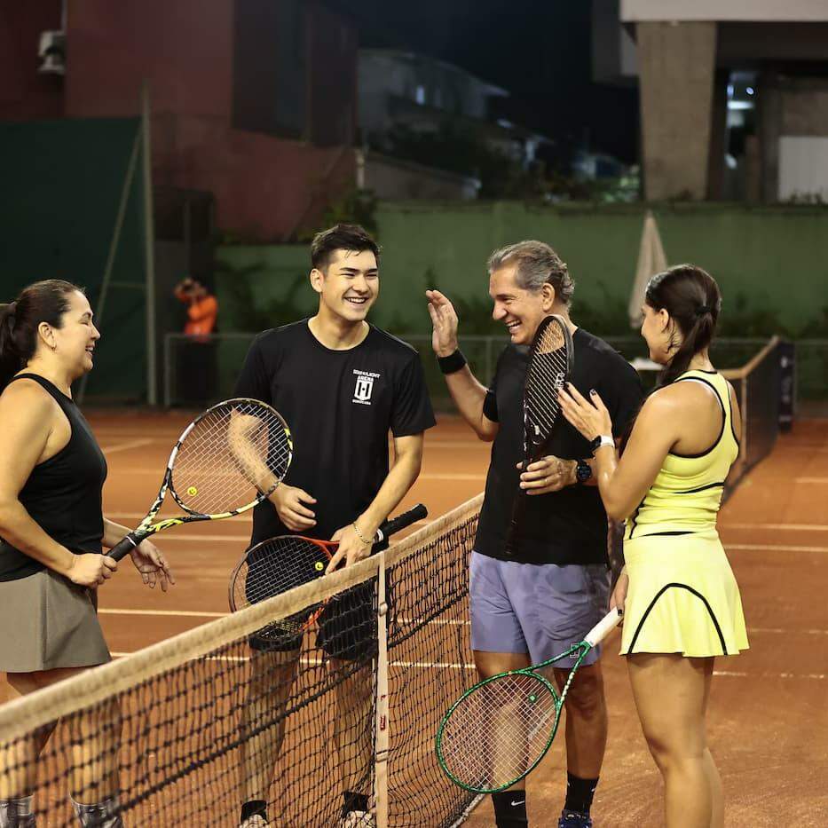 A resenha foi divertida ao final do jogo, que reuniu pais e filhos na quadra do Tênis Clube de Santos