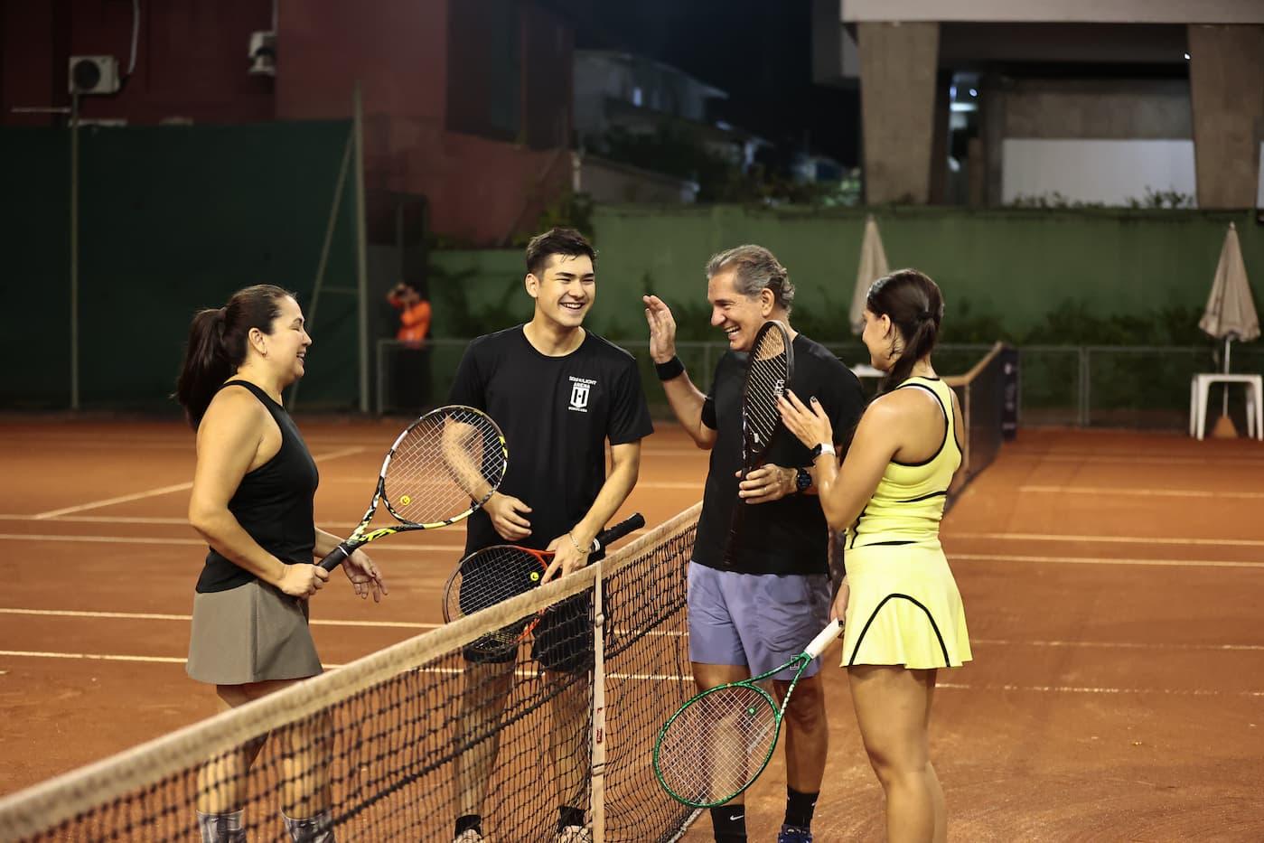 A resenha foi divertida ao final do jogo, que reuniu pais e filhos na quadra do Tênis Clube de Santos
