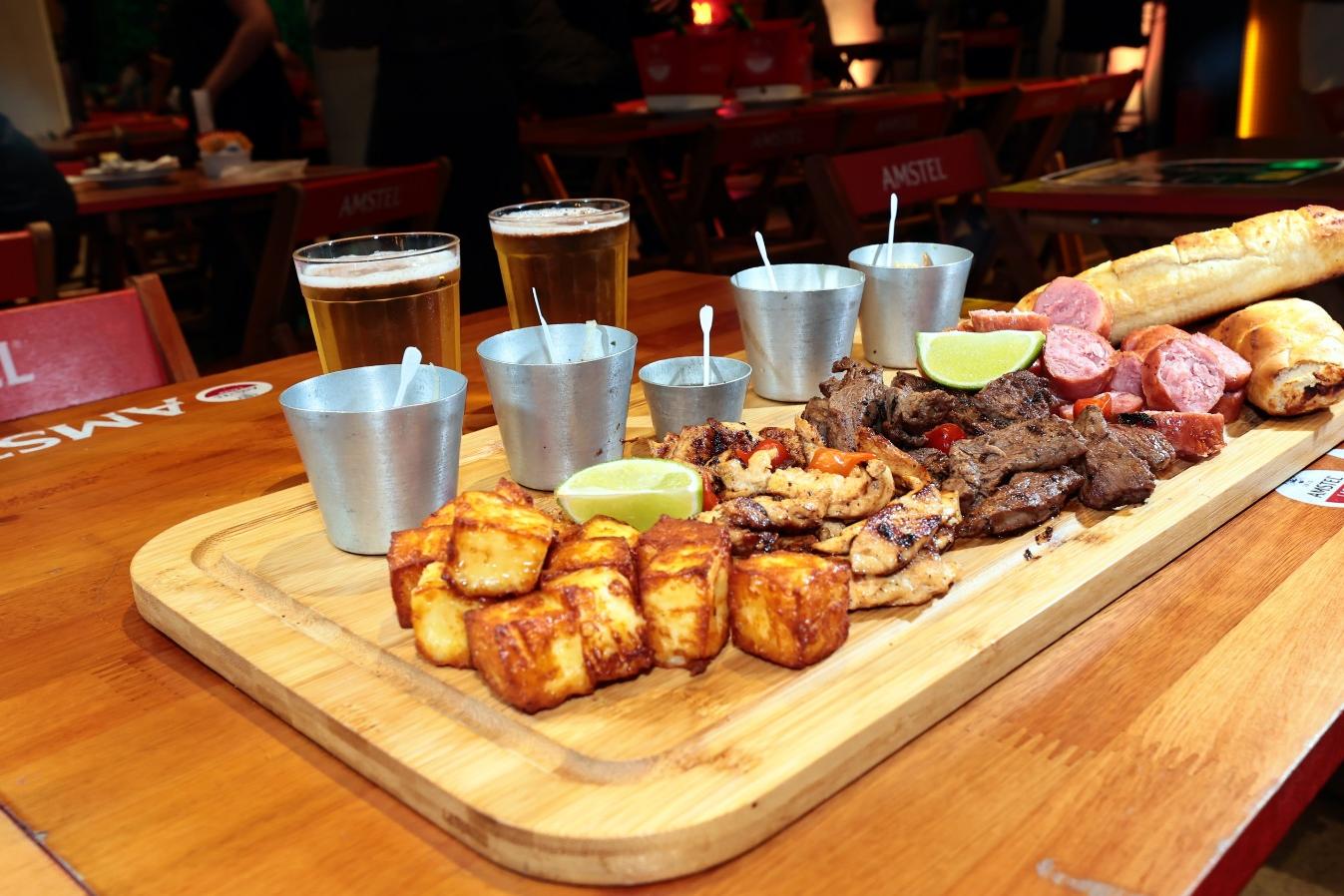 Tábua 472 (R$ 219), com chorizo, sobrecoxa, queijo coalho e linguiça