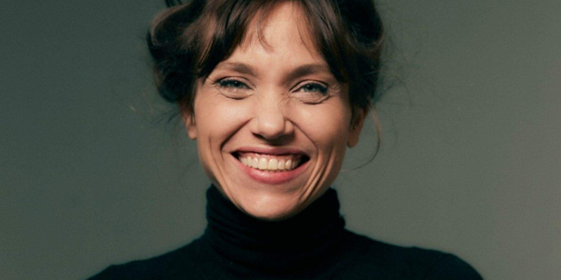 Julia Gorman dá vida à cantora Carmen Fonseca em A Nobreza do Amor, novela das seis da Globo