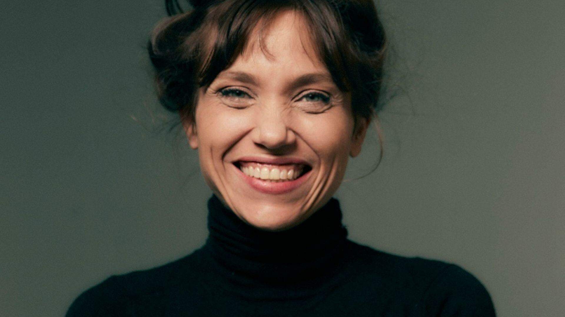 Julia Gorman dá vida à cantora Carmen Fonseca em A Nobreza do Amor, novela das seis da Globo