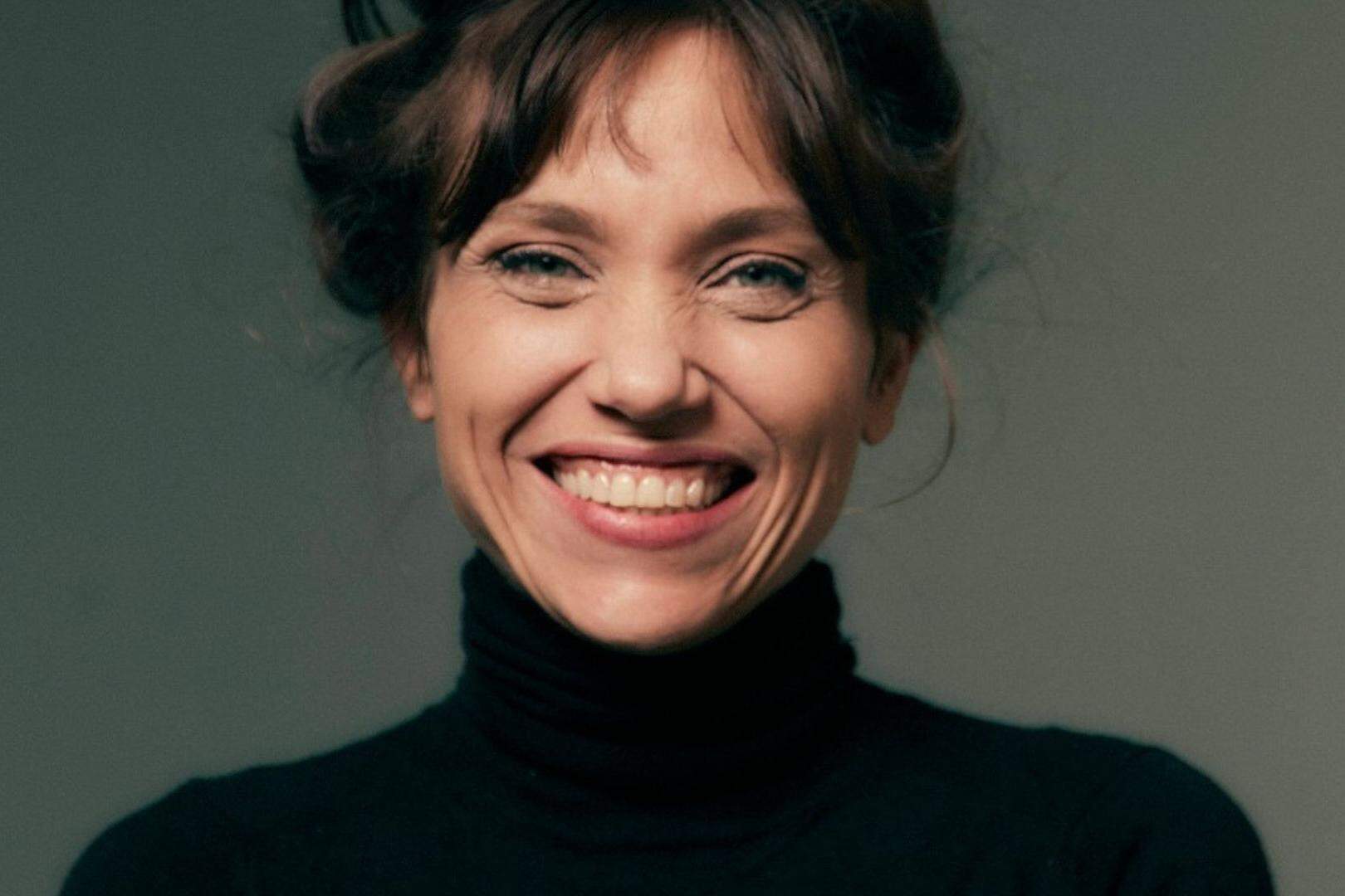 Julia Gorman dá vida à cantora Carmen Fonseca em A Nobreza do Amor, novela das seis da Globo