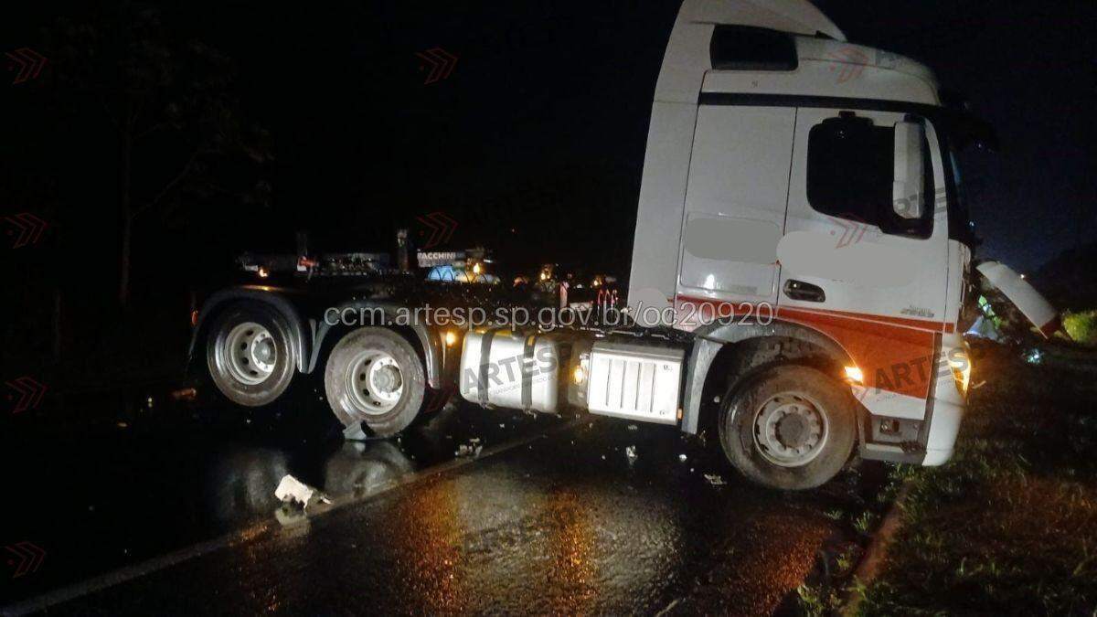 Colisão entre caminhão e motocicleta deixa dois mortos na rodovia padre manoel da nóbrega em Peruíbe