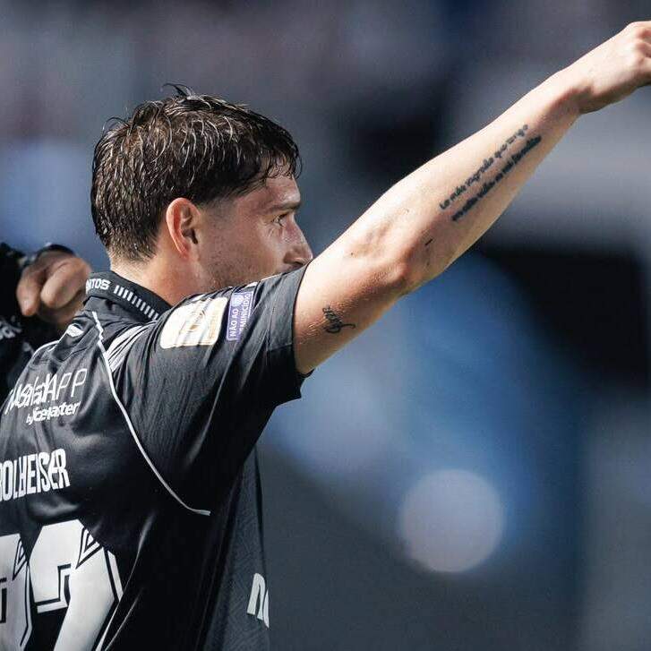 Rollheiser comemora o gol que abriu a vitória do Peixe sobre o Cruzeiro, pelo Brasileirão