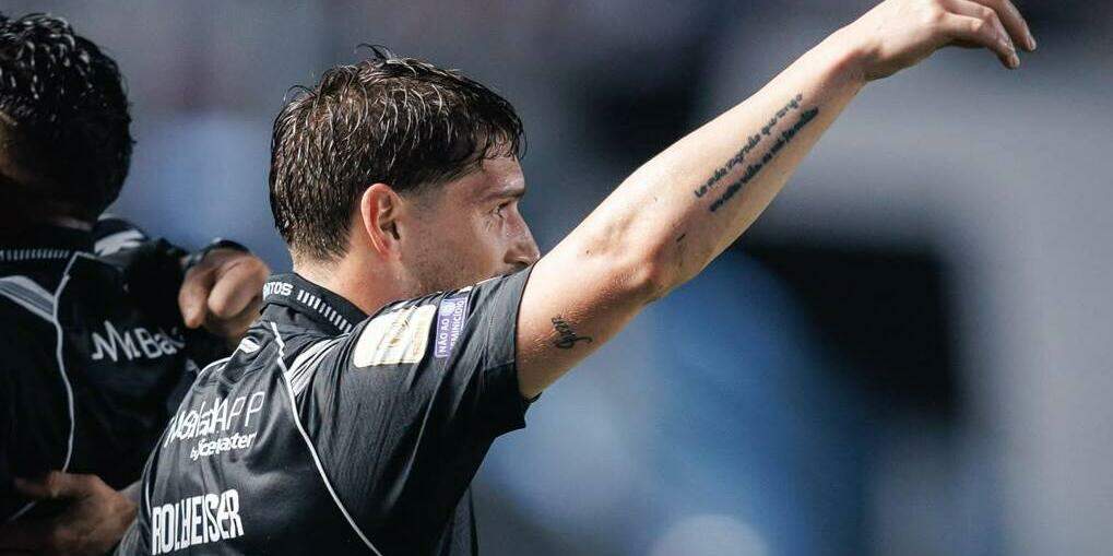 Rollheiser comemora o gol que abriu a vitória do Peixe sobre o Cruzeiro, pelo Brasileirão