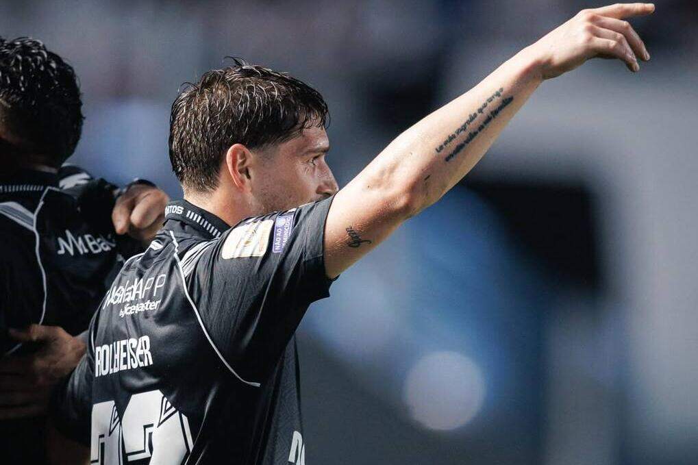 Rollheiser comemora o gol que abriu a vitória do Peixe sobre o Cruzeiro, pelo Brasileirão