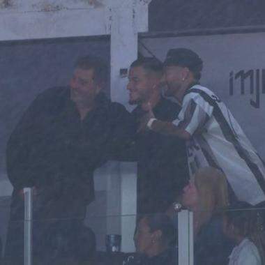 Philippe Coutinho e Neymar assistiram ao jogo contra o Cruzeiro em um camarote na Vila