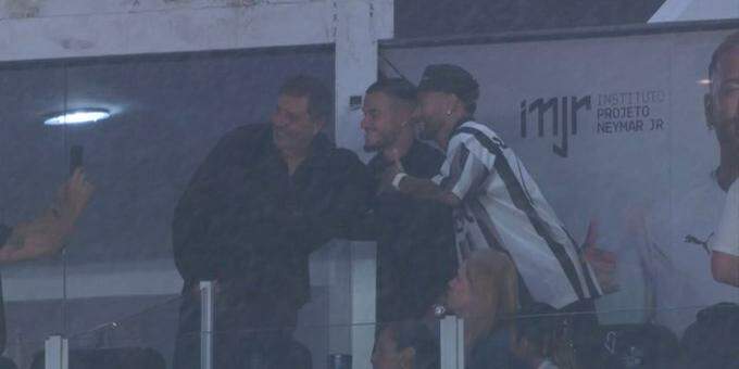 Philippe Coutinho e Neymar assistiram ao jogo contra o Cruzeiro em um camarote na Vila