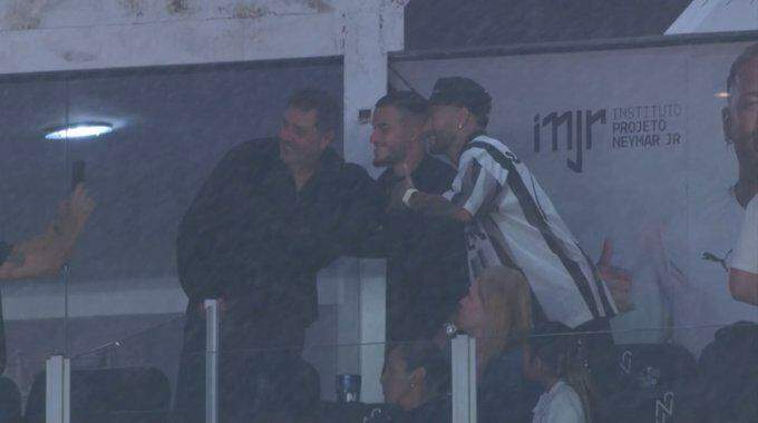 Philippe Coutinho e Neymar assistiram ao jogo contra o Cruzeiro em um camarote na Vila