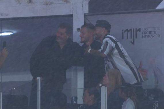 Philippe Coutinho e Neymar assistiram ao jogo contra o Cruzeiro em um camarote na Vila