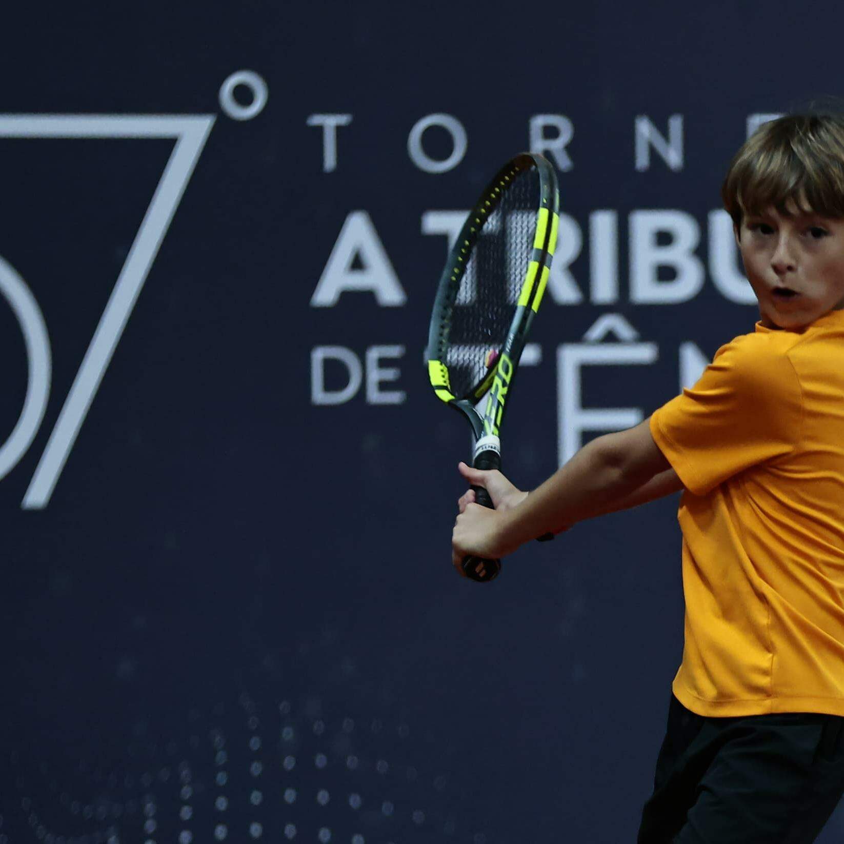 Com um jogo consistente, Enzo Figueiredo garantiu a classificação à final da categoria 10 anos masculino