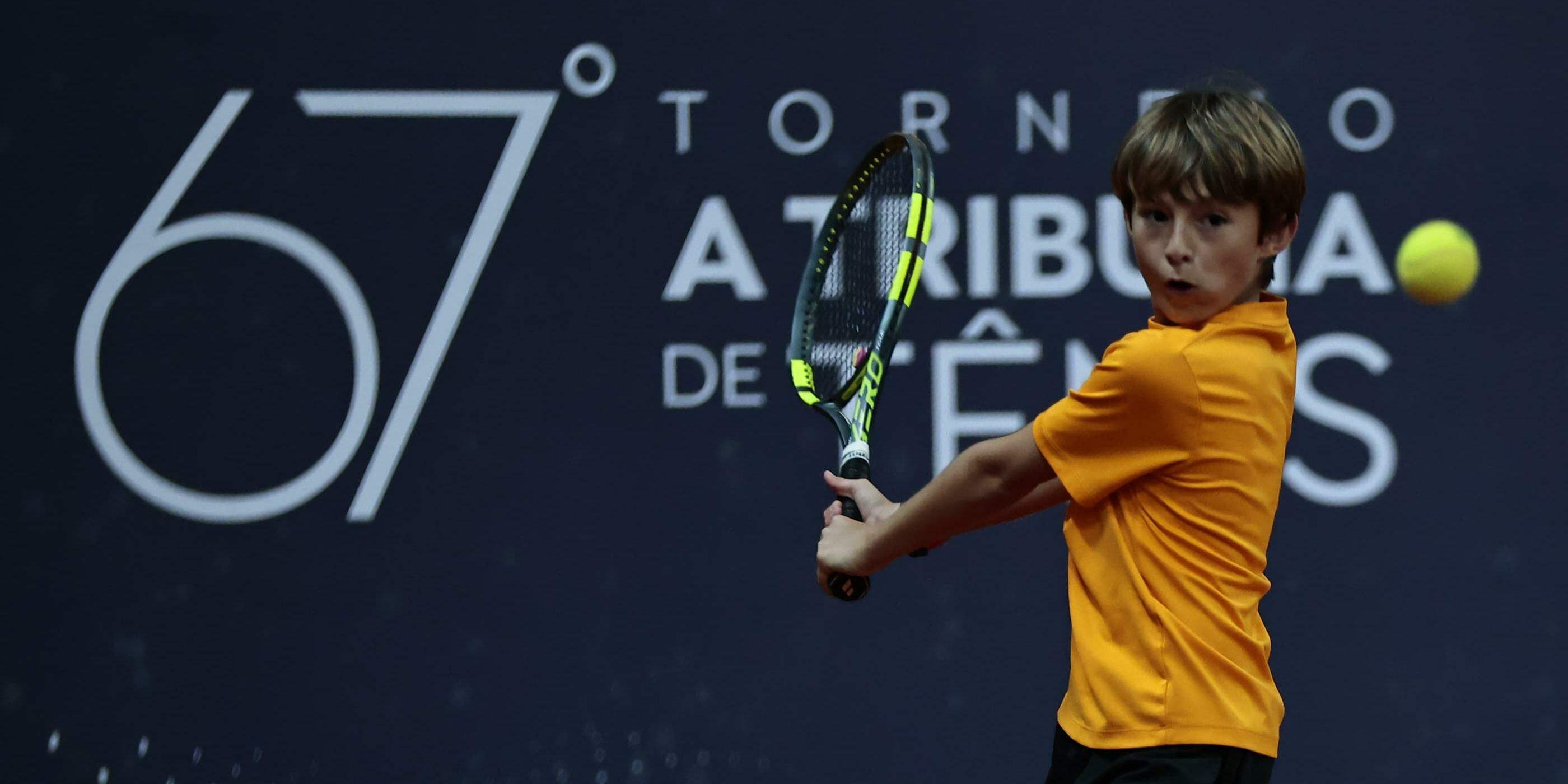 Com um jogo consistente, Enzo Figueiredo garantiu a classificação à final da categoria 10 anos masculino