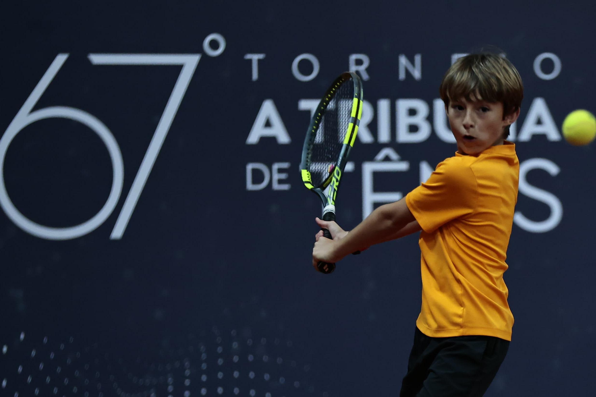 Com um jogo consistente, Enzo Figueiredo garantiu a classificação à final da categoria 10 anos masculino