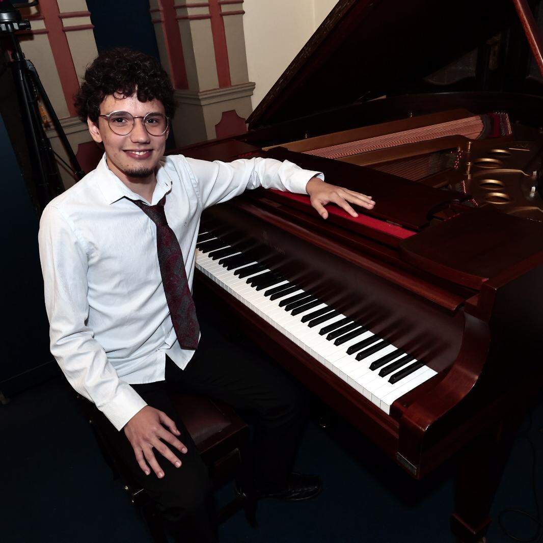 Danilo, que tem 21 anos, conta que começou a estudar piano com total dedicação há três anos