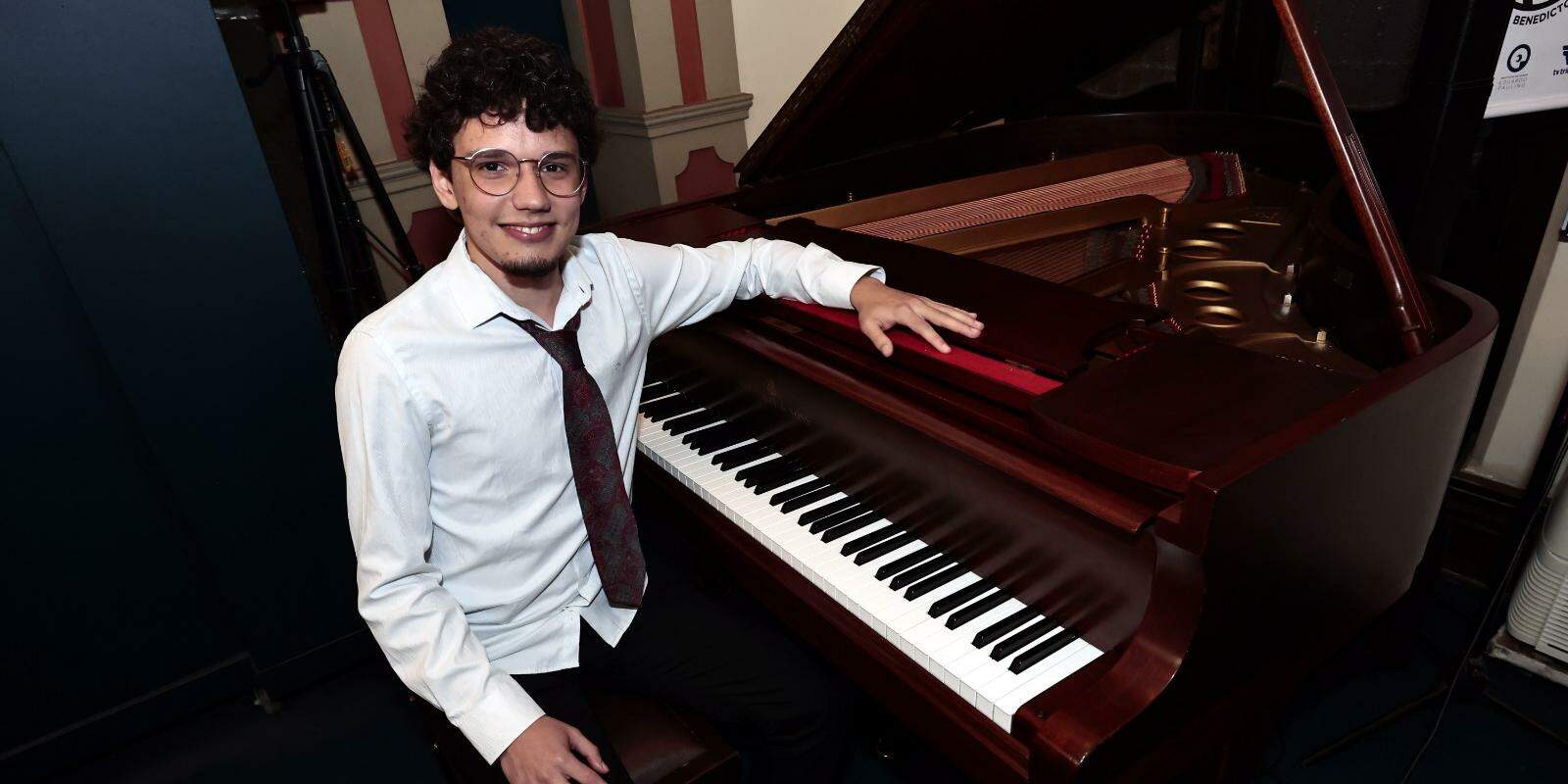 Danilo, que tem 21 anos, conta que começou a estudar piano com total dedicação há três anos