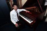 Danilo, que tem 21 anos, conta que começou a estudar piano com total dedicação há três anos