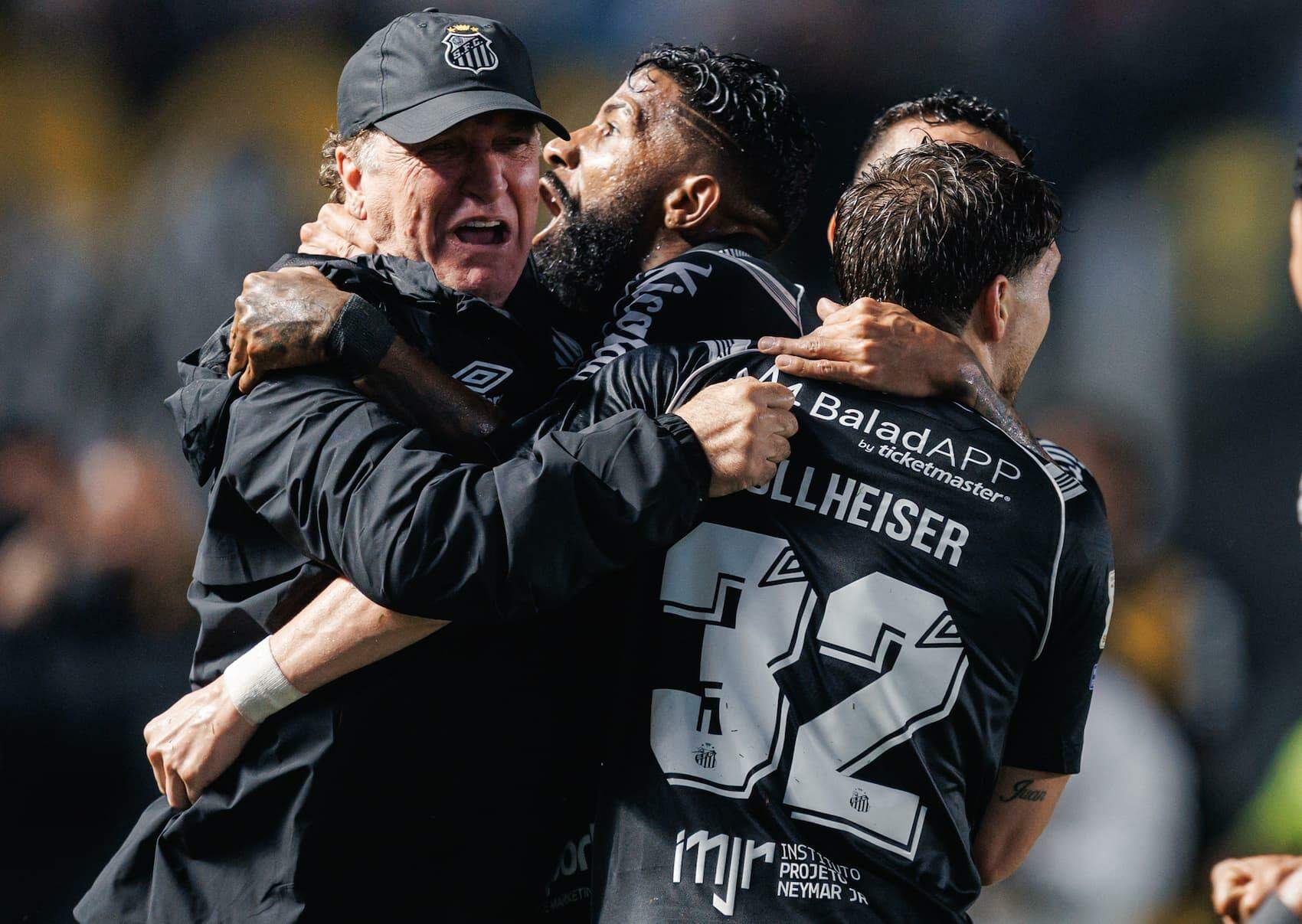 Cuca, Rodinei e Rollheiser vibram após a vitória sobre o Cruzeiro, sábado, na Vila Belmiro